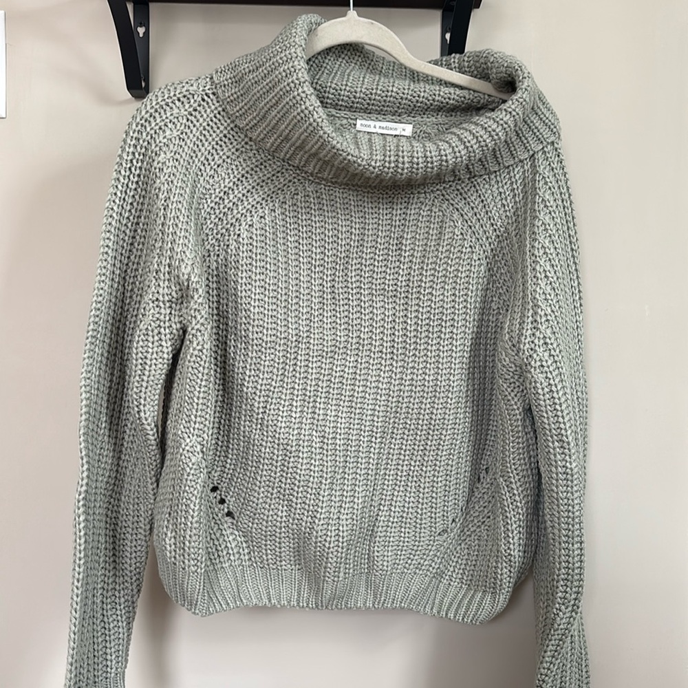 Women’s (M) moon & Madison turtleneck cable knit sweater